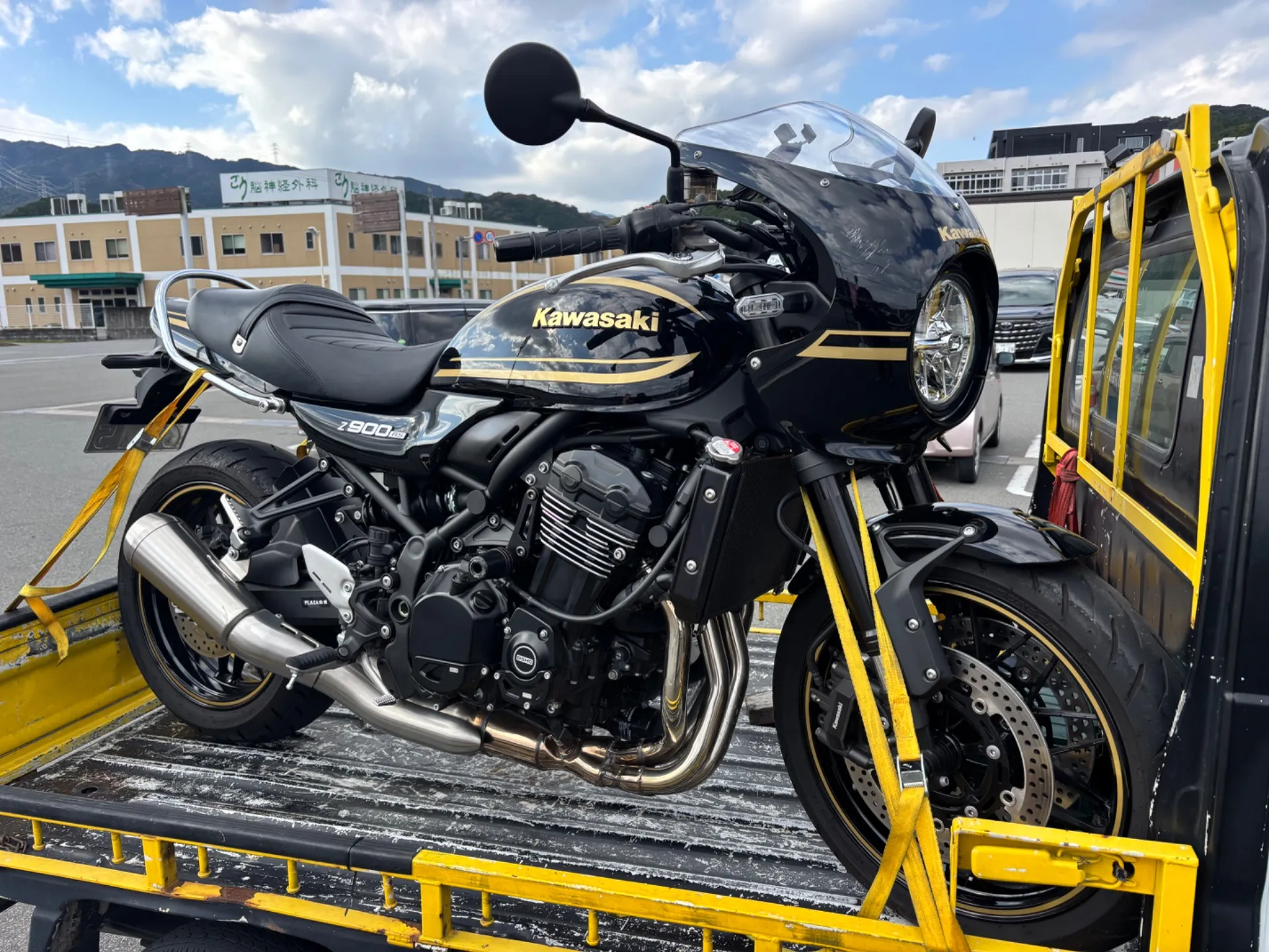 Z900RSカフェ事故レッカー!